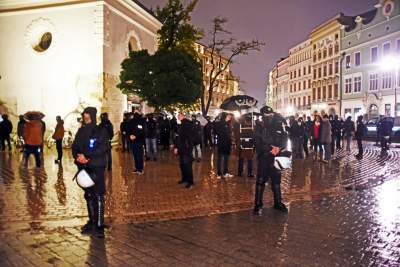 Strajk kobiet: deszcz, błyskawice i tęcza (fot. Marek Lasyk) - zdjęcie 15