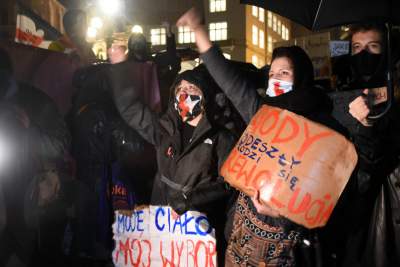 Strajk kobiet: deszcz, błyskawice i tęcza (fot. Marek Lasyk) - zdjęcie 21