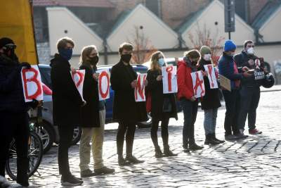 Pikieta solidarnościowa przed komisariatem policji - zdjęcie 13