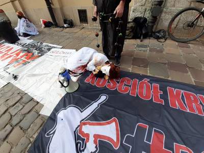 Protest przed mieszkaniem kard. Dziwisza "Kościół katolicki winny, nie Święty" - zdjęcie 3