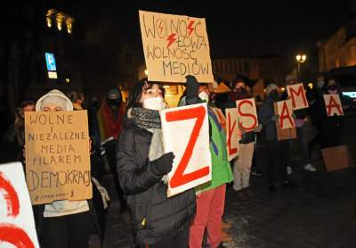 Manifestacja solidarnościowa z szykanowanymi dziennikarzami - zdjęcie 11