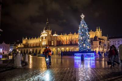 W Krakowie czuć już nastrój świąt. Rozbłysły świąteczne iluminacje - zdjęcie 15