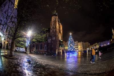 W Krakowie czuć już nastrój świąt. Rozbłysły świąteczne iluminacje - zdjęcie 12