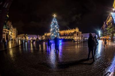 W Krakowie czuć już nastrój świąt. Rozbłysły świąteczne iluminacje - zdjęcie 14