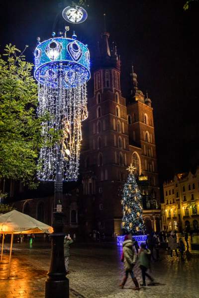 W Krakowie czuć już nastrój świąt. Rozbłysły świąteczne iluminacje - zdjęcie 13