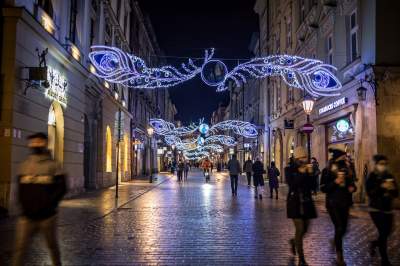 W Krakowie czuć już nastrój świąt. Rozbłysły świąteczne iluminacje - zdjęcie 17