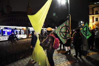Pokojowy protest w obronie klimatu. Policja interweniuje - zdjęcie 14
