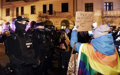 Pokojowy protest w obronie klimatu. Policja interweniuje - zdjęcie 32