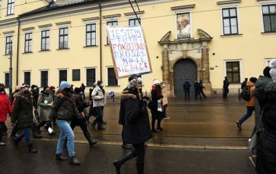 "Proszę mnie nie bić". Protest Strajku Kobiet w Krakowie - zdjęcie 11