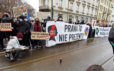 "Proszę mnie nie bić". Protest Strajku Kobiet w Krakowie - zdjęcie 12
