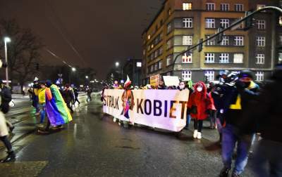 Wielotysięczny protest w Krakowie przeciwko całkowitemu zakazowi aborcji - zdjęcie 19