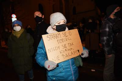 Wielotysięczny protest w Krakowie przeciwko całkowitemu zakazowi aborcji - zdjęcie 38