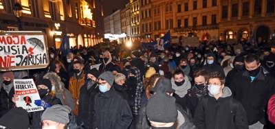 Wielotysięczny protest w Krakowie przeciwko całkowitemu zakazowi aborcji - zdjęcie 47