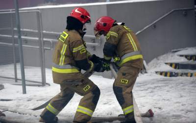 Archiwum pali się nadal.  Trudna akcja strażaków trwa... - zdjęcie 16