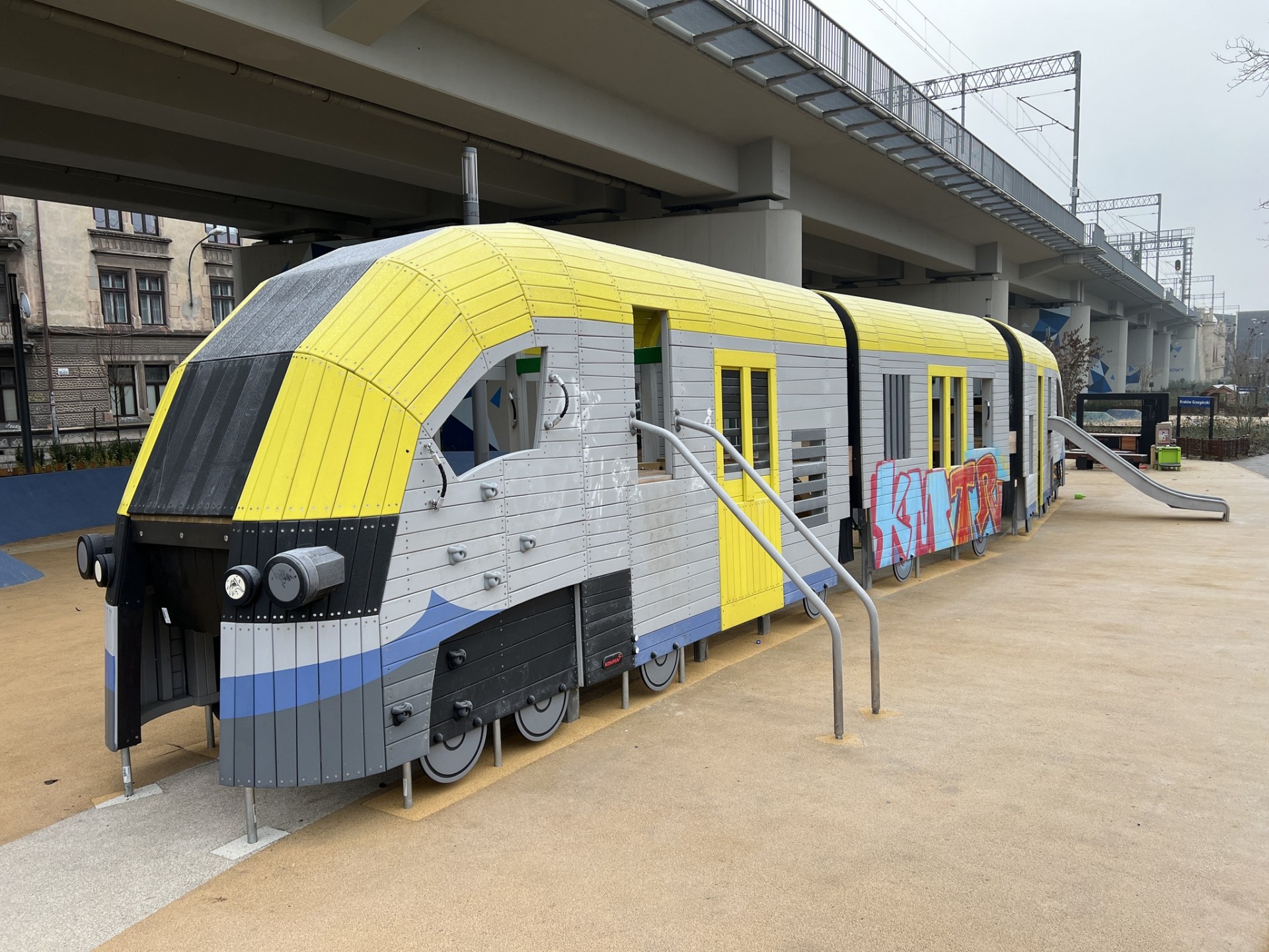 Wandale w parku Kolejowym, zniszczyli plac zabaw dla dzieci