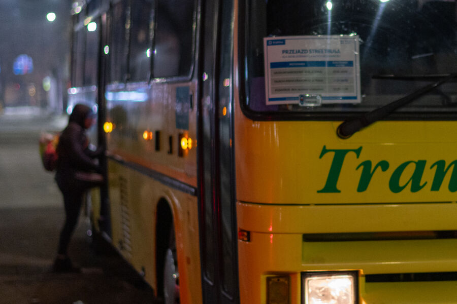 Są mrozy, streetbus pomaga potrzebującym w Krakowie