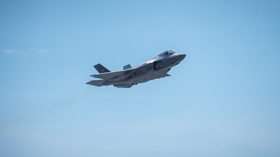 Specjalny przelot myśliwców F-35 nad Wawelem. Jest dokładna godzina