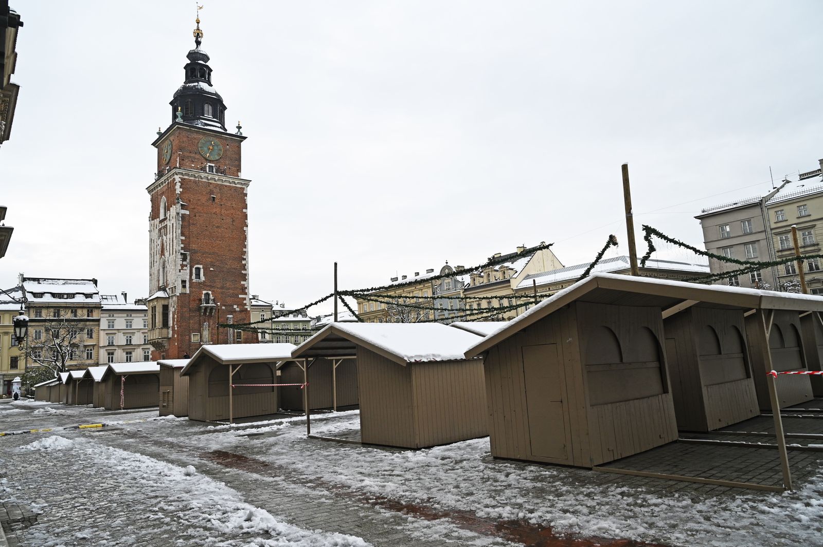 Betonowe zapory na Rynku Głównym, na czas Jarmarku Bożonarodzeniowego