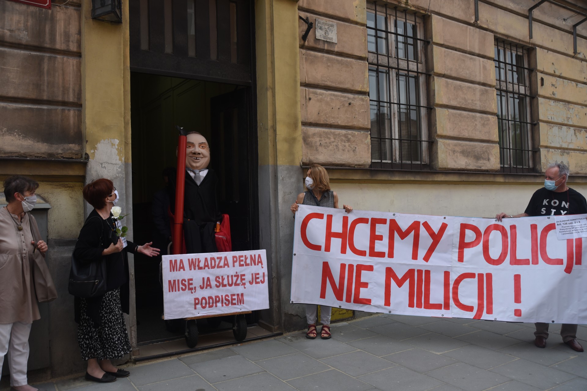 Odzyskali Kukłę Przypominającą Dudę, Ale Policja Wciąż Ich Inwigiluje