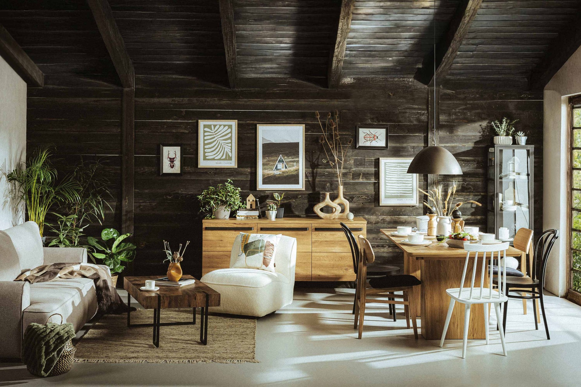 Czy warto mieszać różne style krzeseł przy jednym stole?