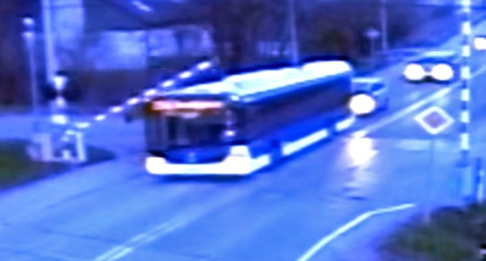 Tak kierowcy w Krakowie igrają z życiem na przejazdach kolejowych