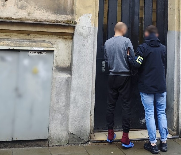 Rozpylił gaz pieprzowy w kierunku grupy influencerów na Rynku Głównym. Musi opuścić kraj