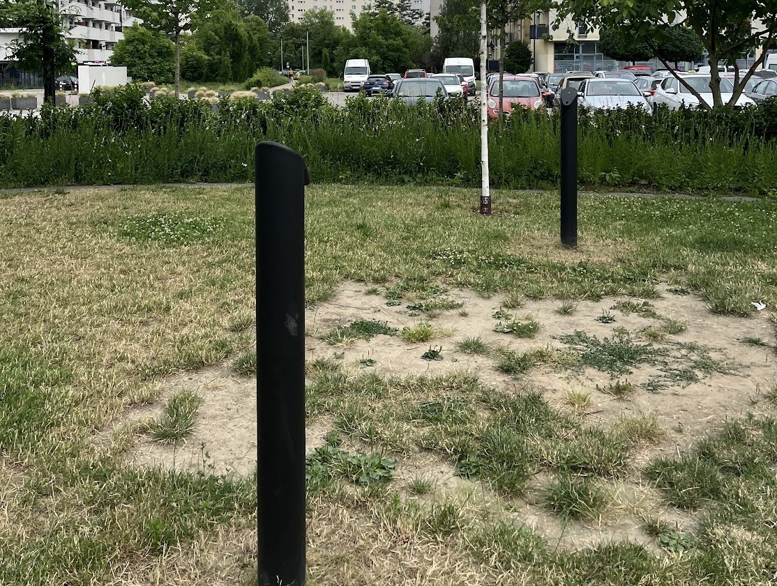 Ktoś dewastuje park kieszonkowy w Czyżynach. Aktywiści interweniują