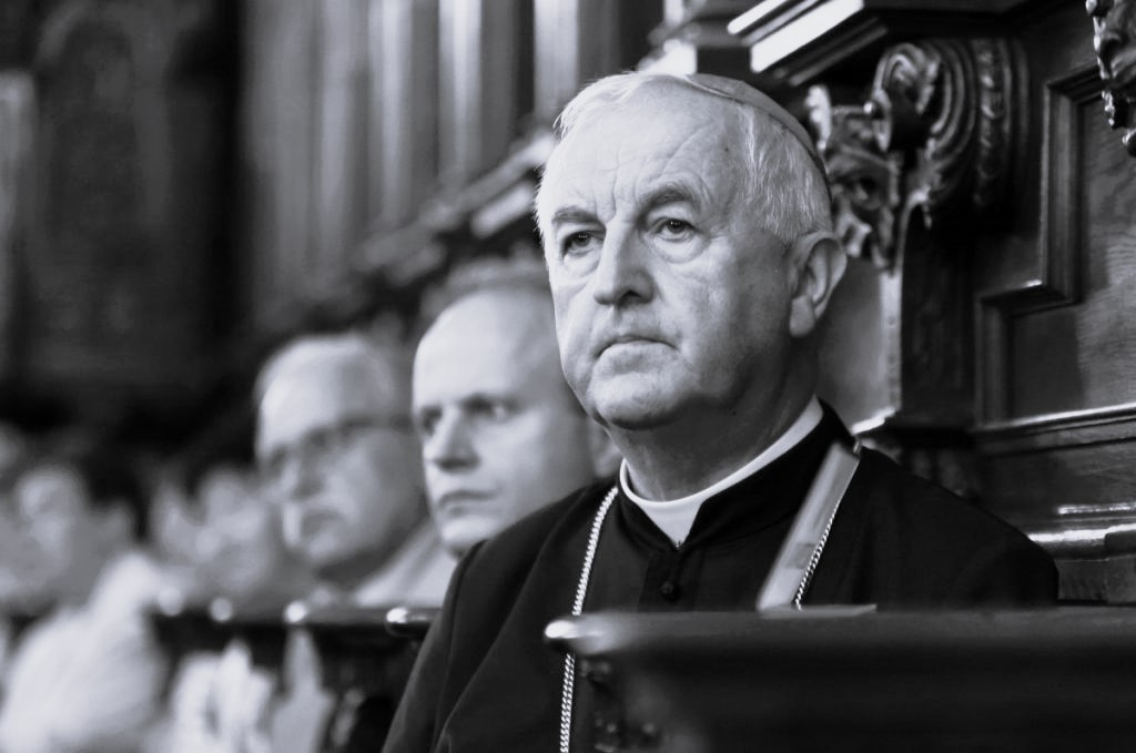 Nie żyje krakowski biskup, był oskarżany o molestowanie nieletniej