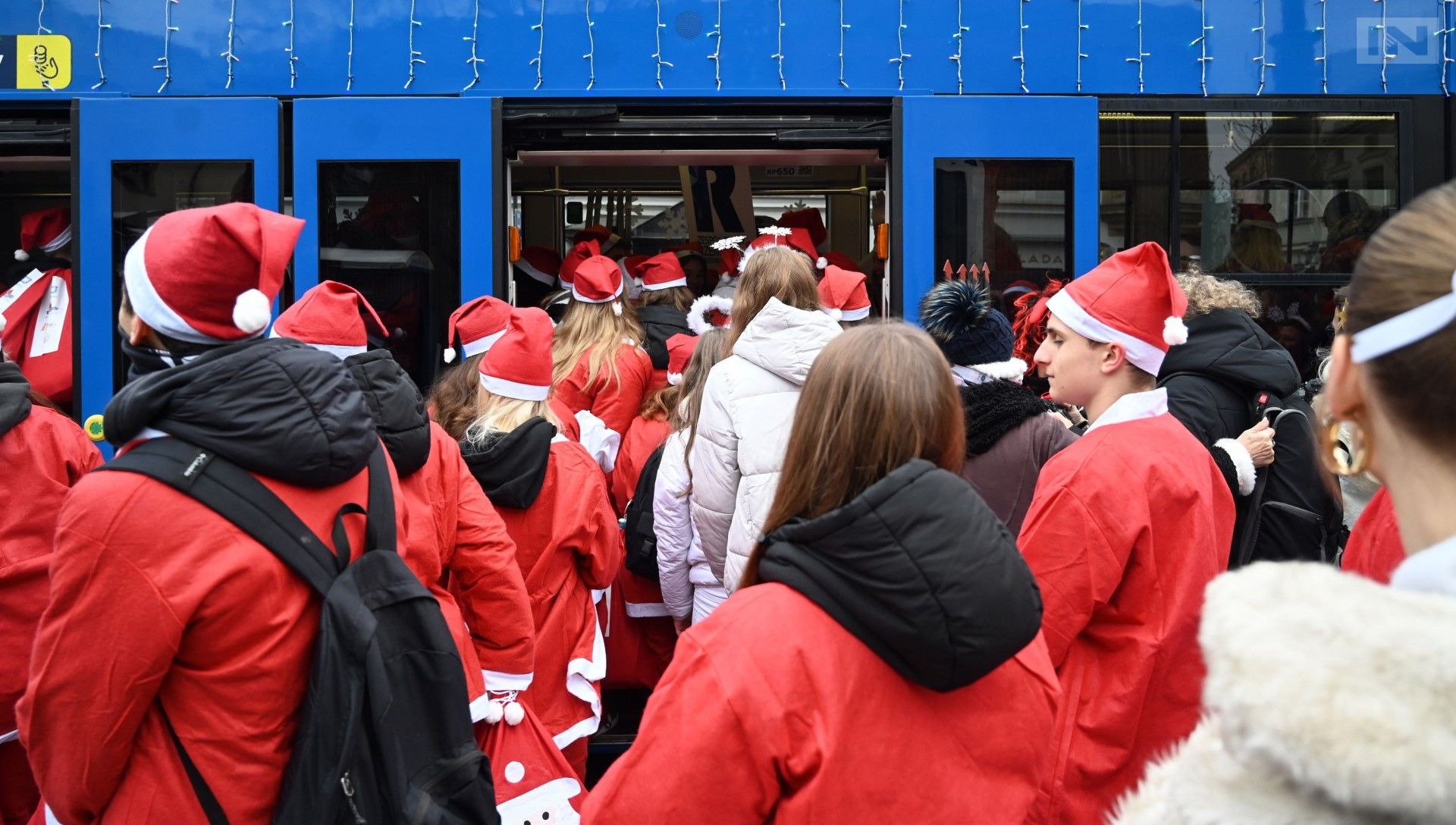 Świąteczny tramwaj na ulicach Krakowa, prezenty dla potrzebujących
