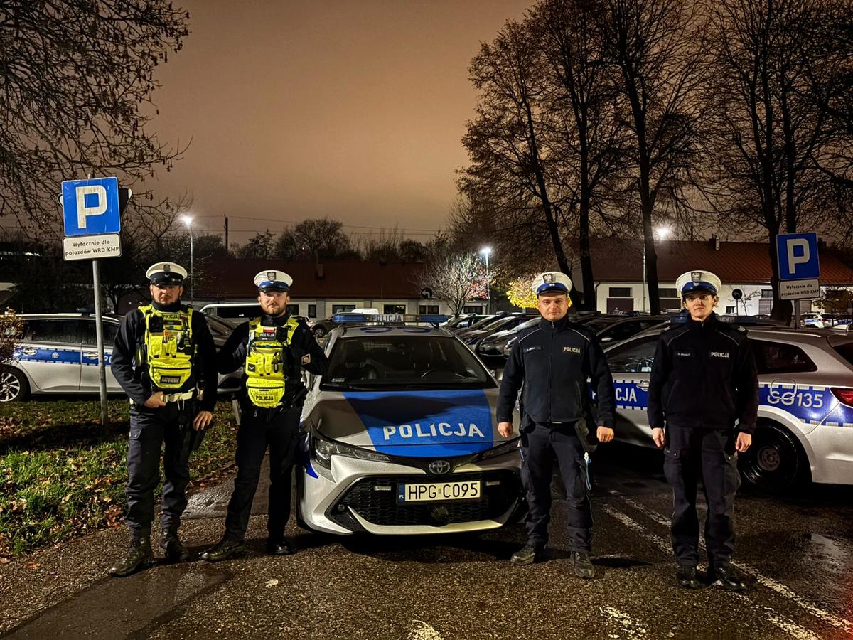 Krakowscy policjanci uratowali życie pasażerowi taksówki, dramatyczne chwile