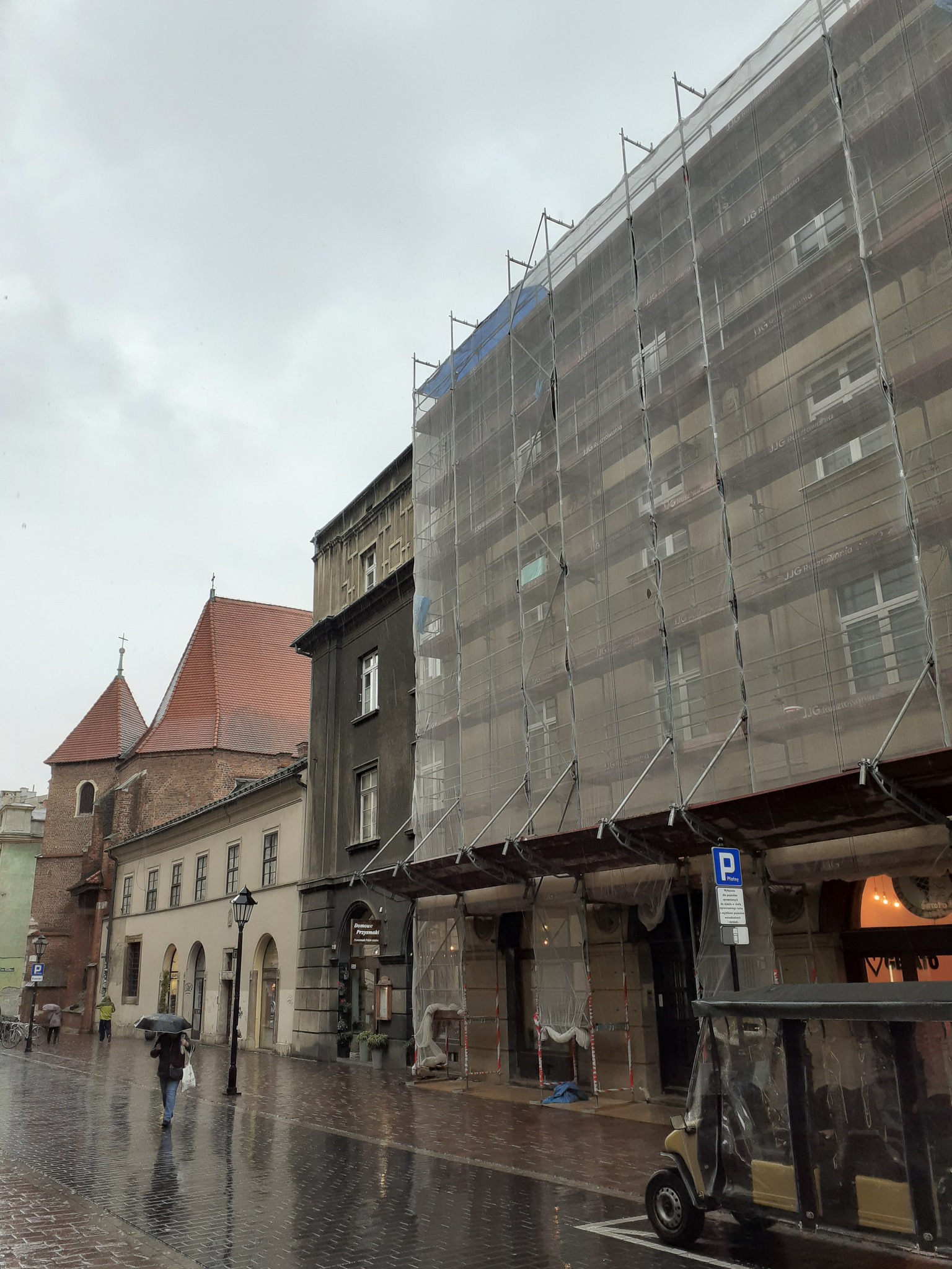 Czyszczą elewację “czarnej kamienicy”, zniszczył ją krakowski smog