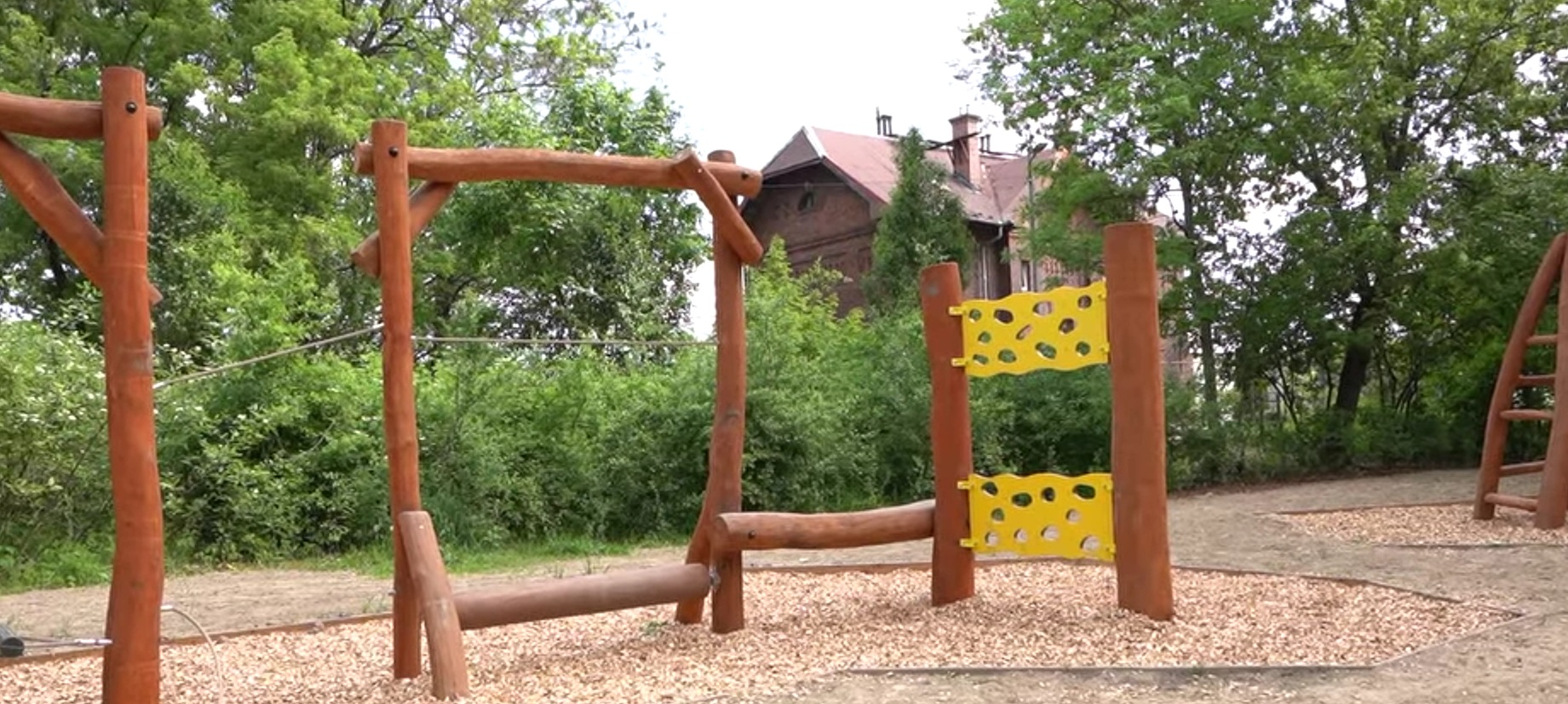 Nowy park w Krakowie, zielona przestrzeń z odtworzonymi fragmentami torów