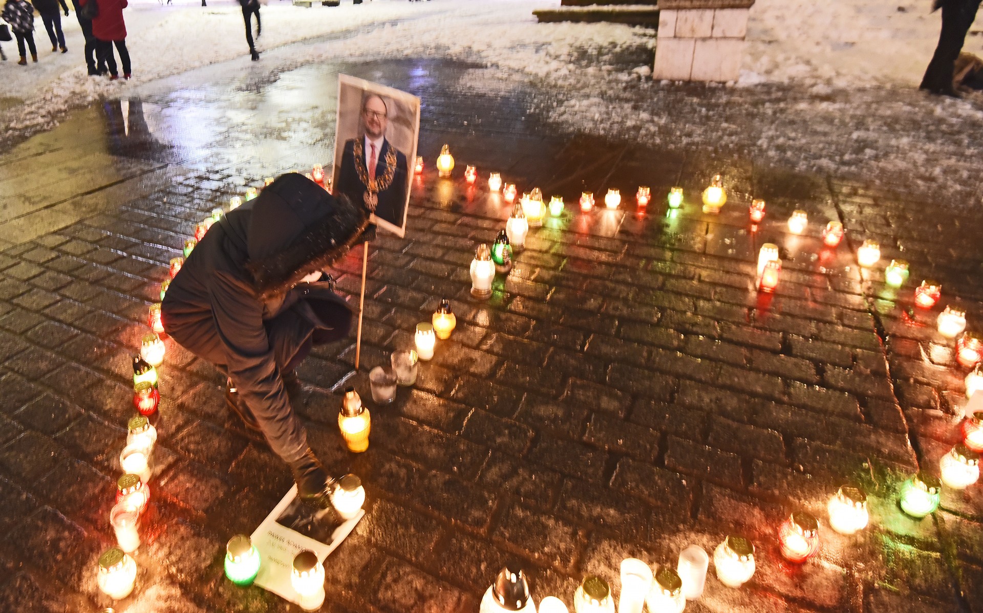 Pamiętali o zamordowanym prezydencie Gdańska. Serce światła na Rynku