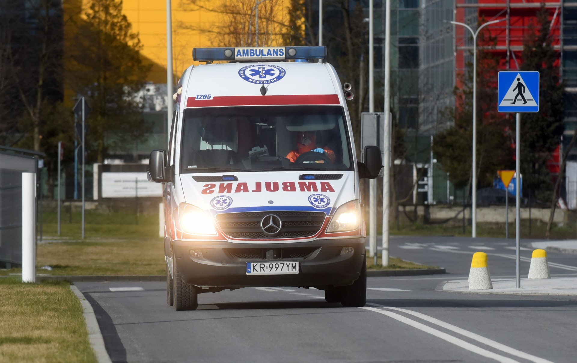 Wieźli serce do przeszczepu, gdy w karetce zepsuły się sygnały uprzywilejowania, pomogli koledzy...