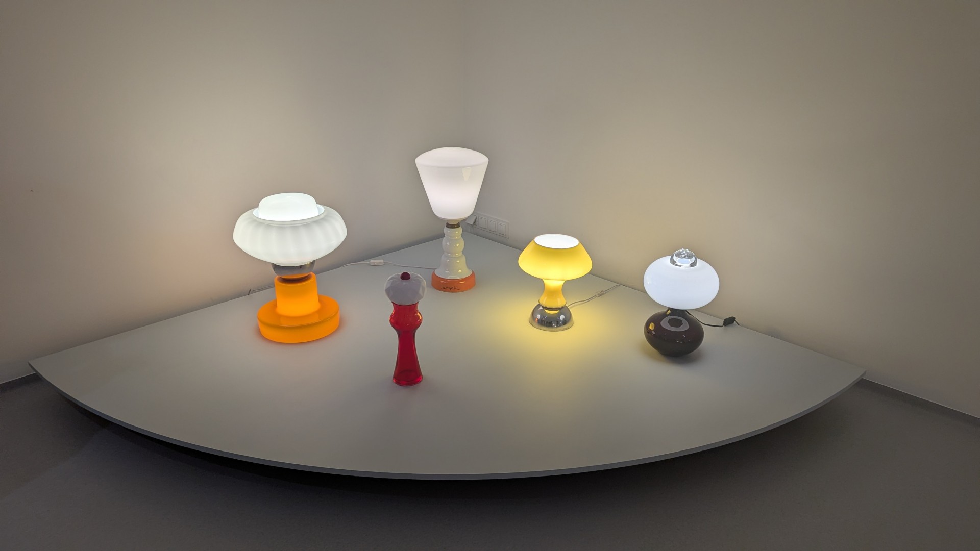 Na targach staroci znajduje przedmioty, którym nadaje nowy sens