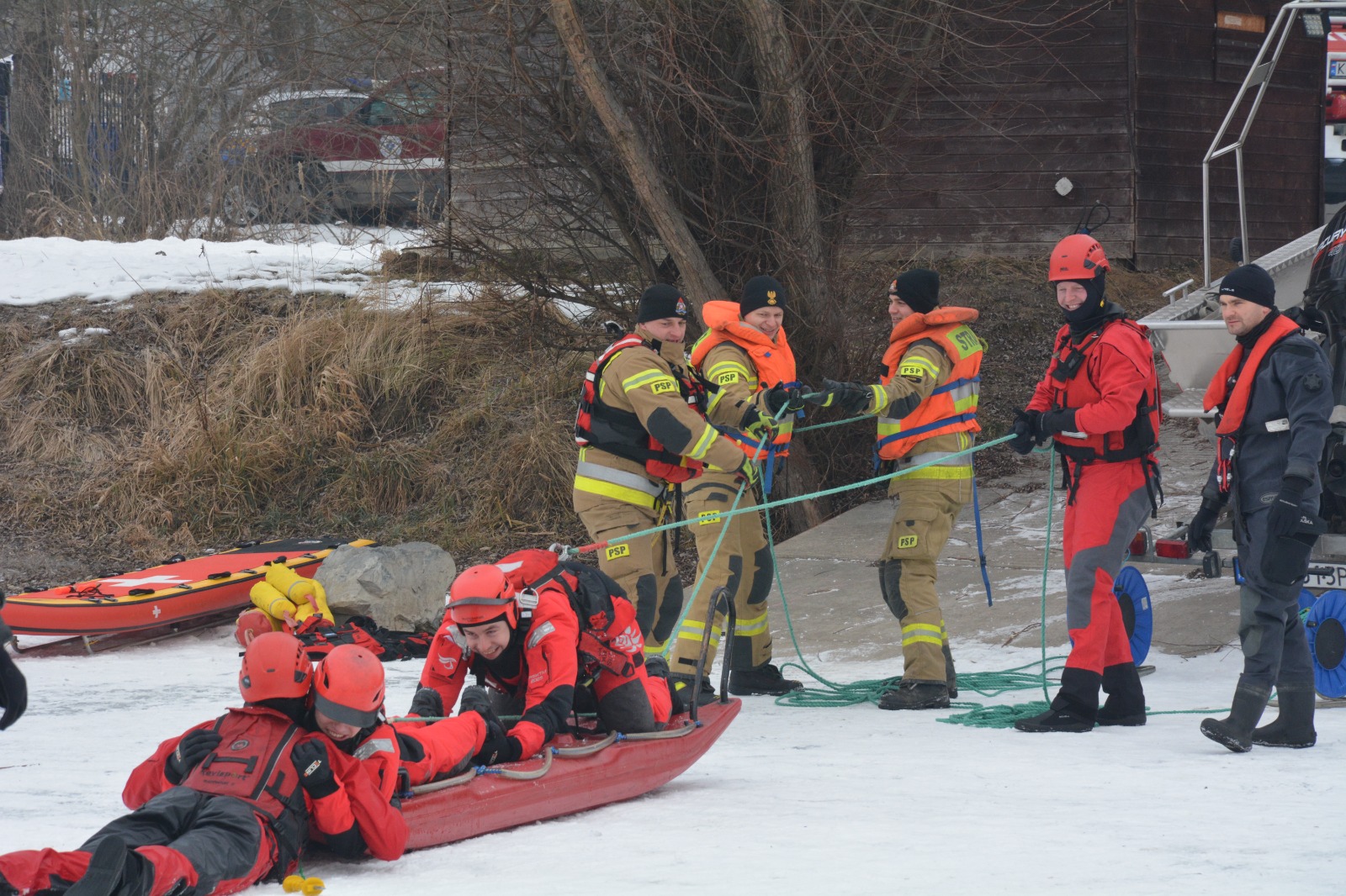 To niezwykle niebezpieczne sytuacje, strażacy ćwiczyli na Bagrach