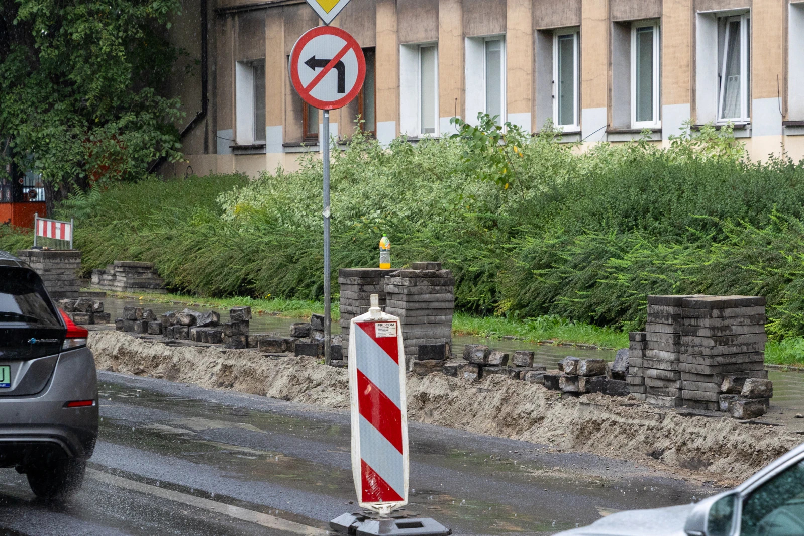 Nocne naprawy w centrum Krakowa, utrudnienia dla kierowców