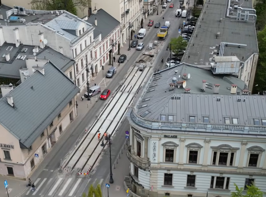 Drogowcy wykorzystuja okazję: naprawy na ulicy Piłsudskiego