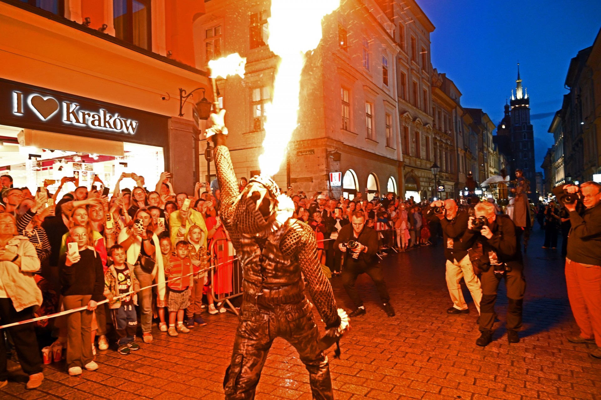 Spektakularne widowisko na Rynku Głównym. Akrobacje, ruchome sceny...