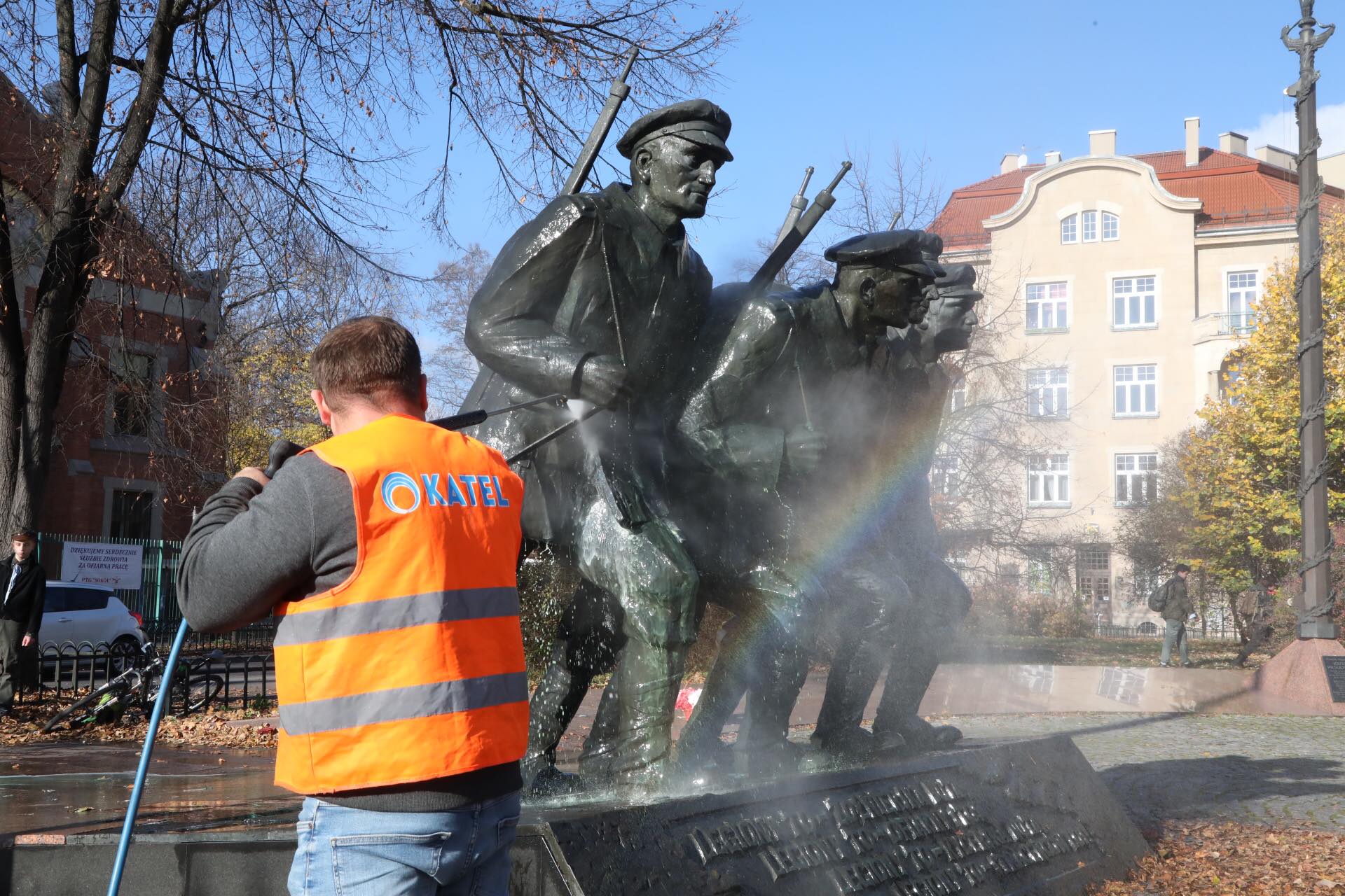 Czyszczenie zdewastowanego pomnika, fot. Jan Graczyński