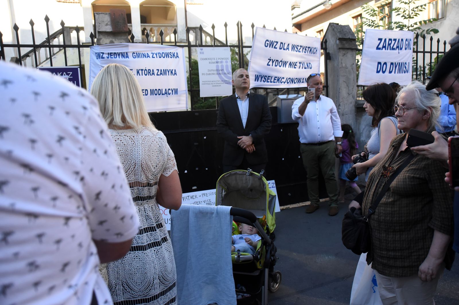 Środa wieczorem przed synagogą Izaaka