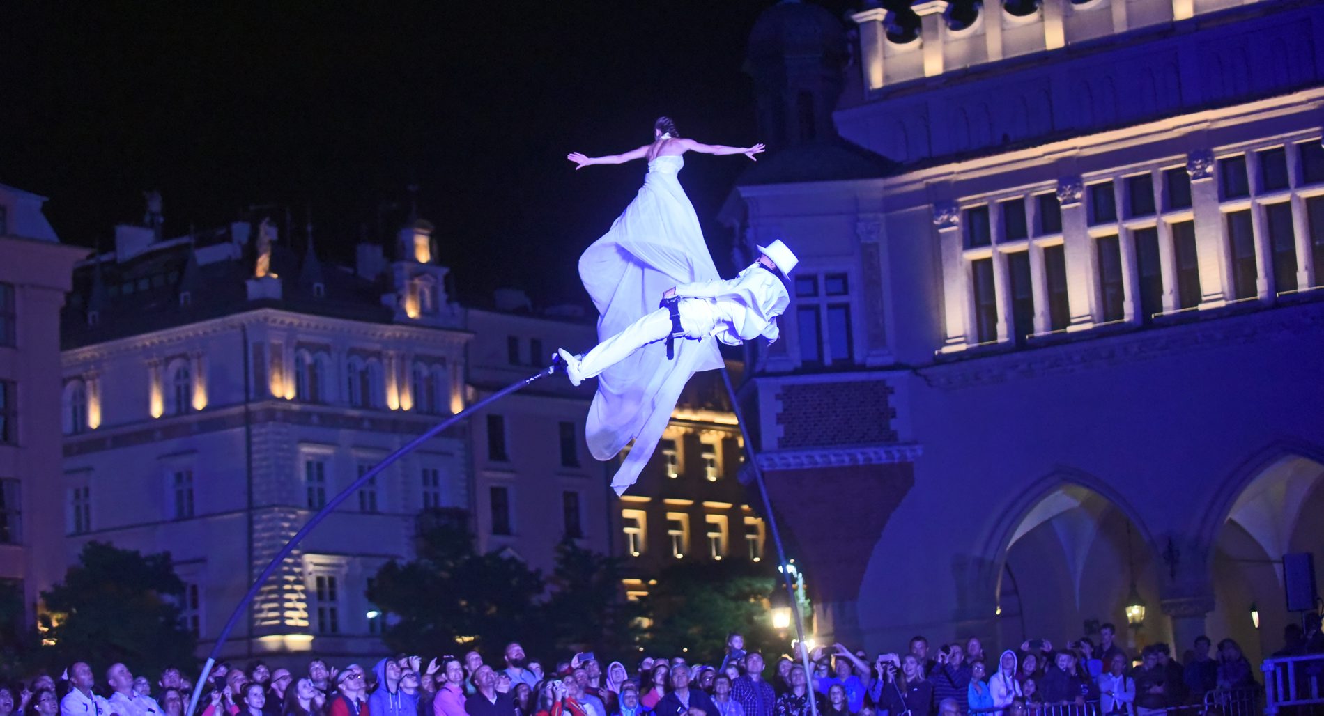 Nocna parada na Rynku Głównym. Dosłownie odlot!